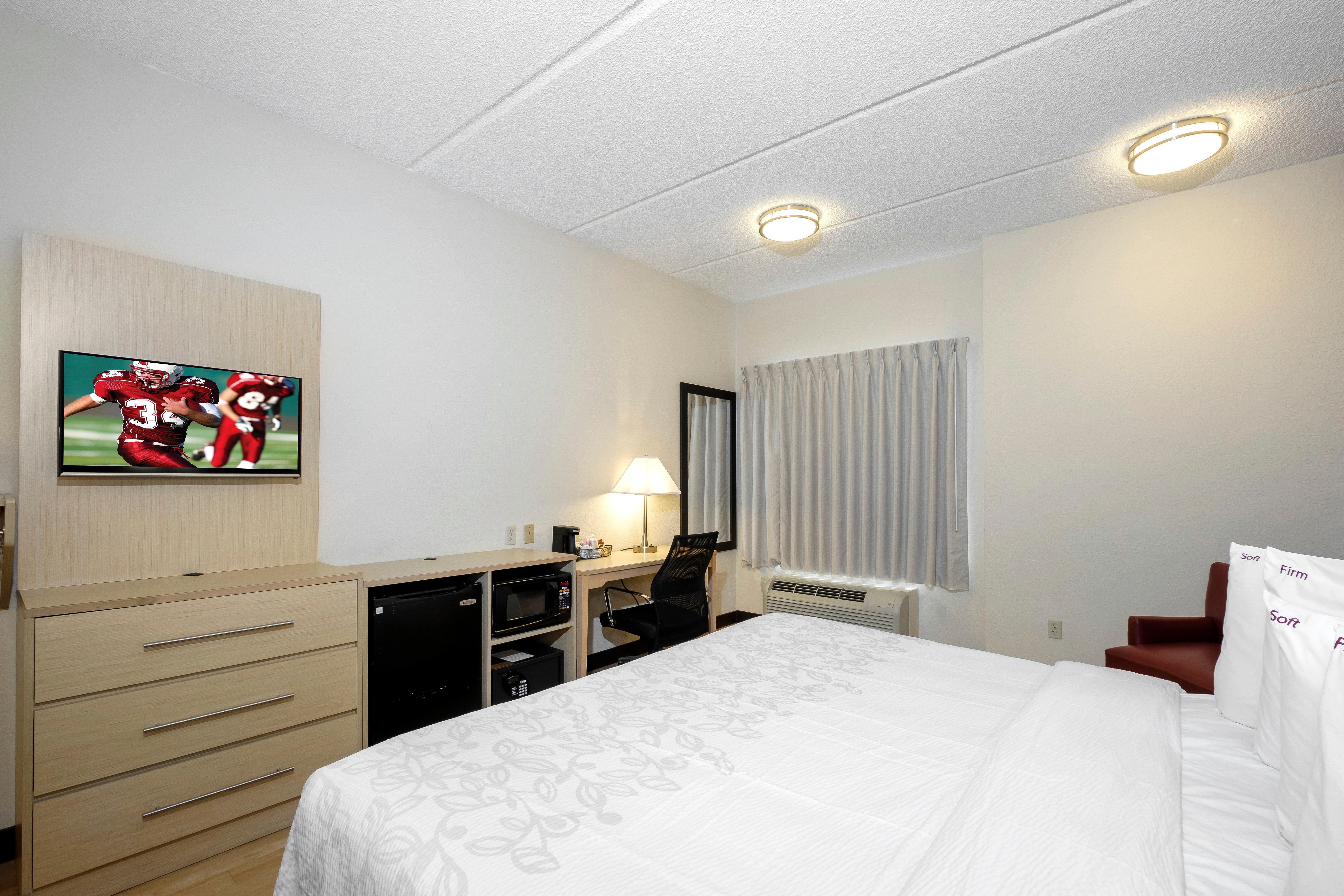 Red Roof Inn Plus + Гейнсвилл Экстерьер фото