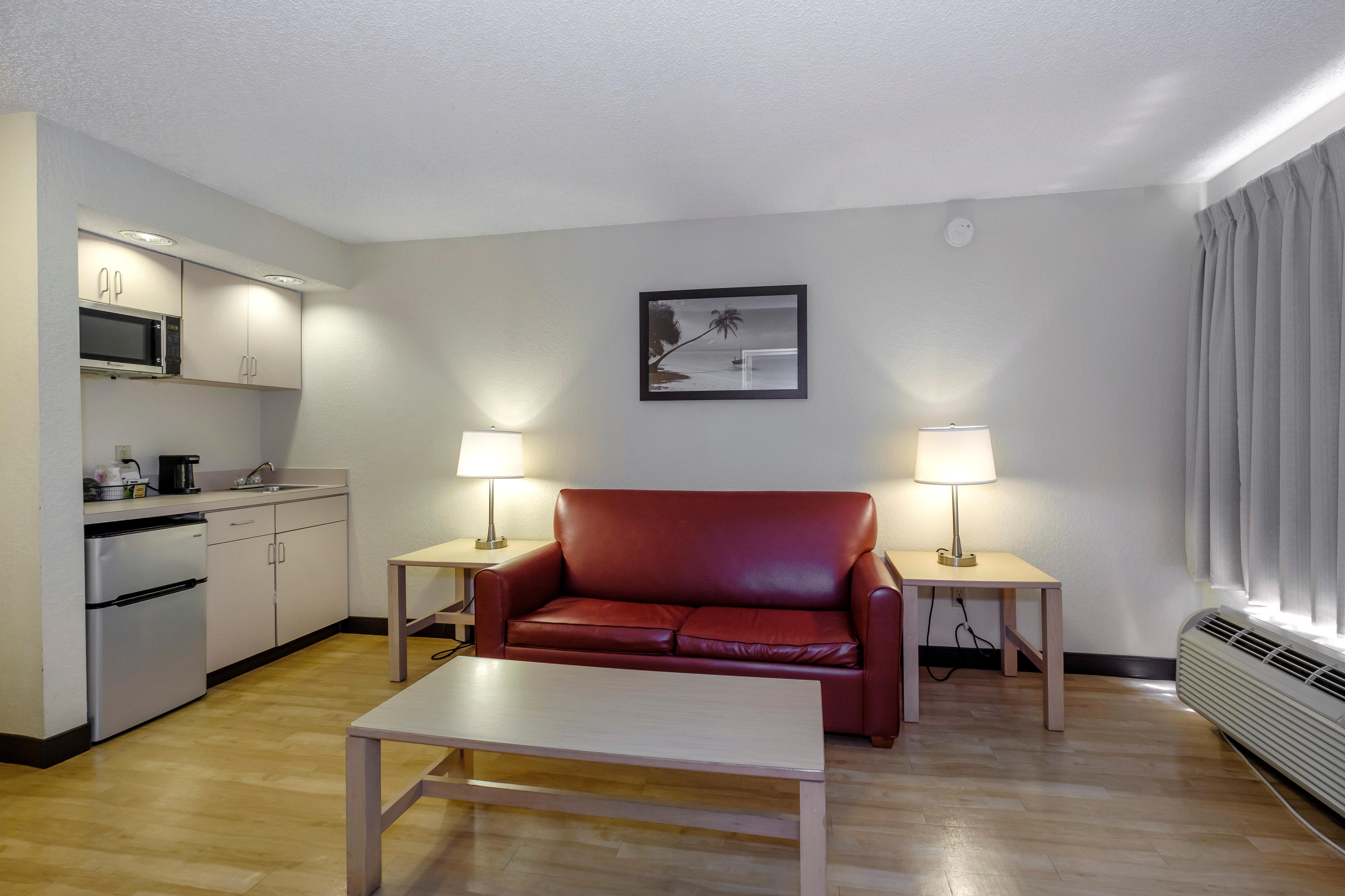 Red Roof Inn Plus + Гейнсвилл Экстерьер фото