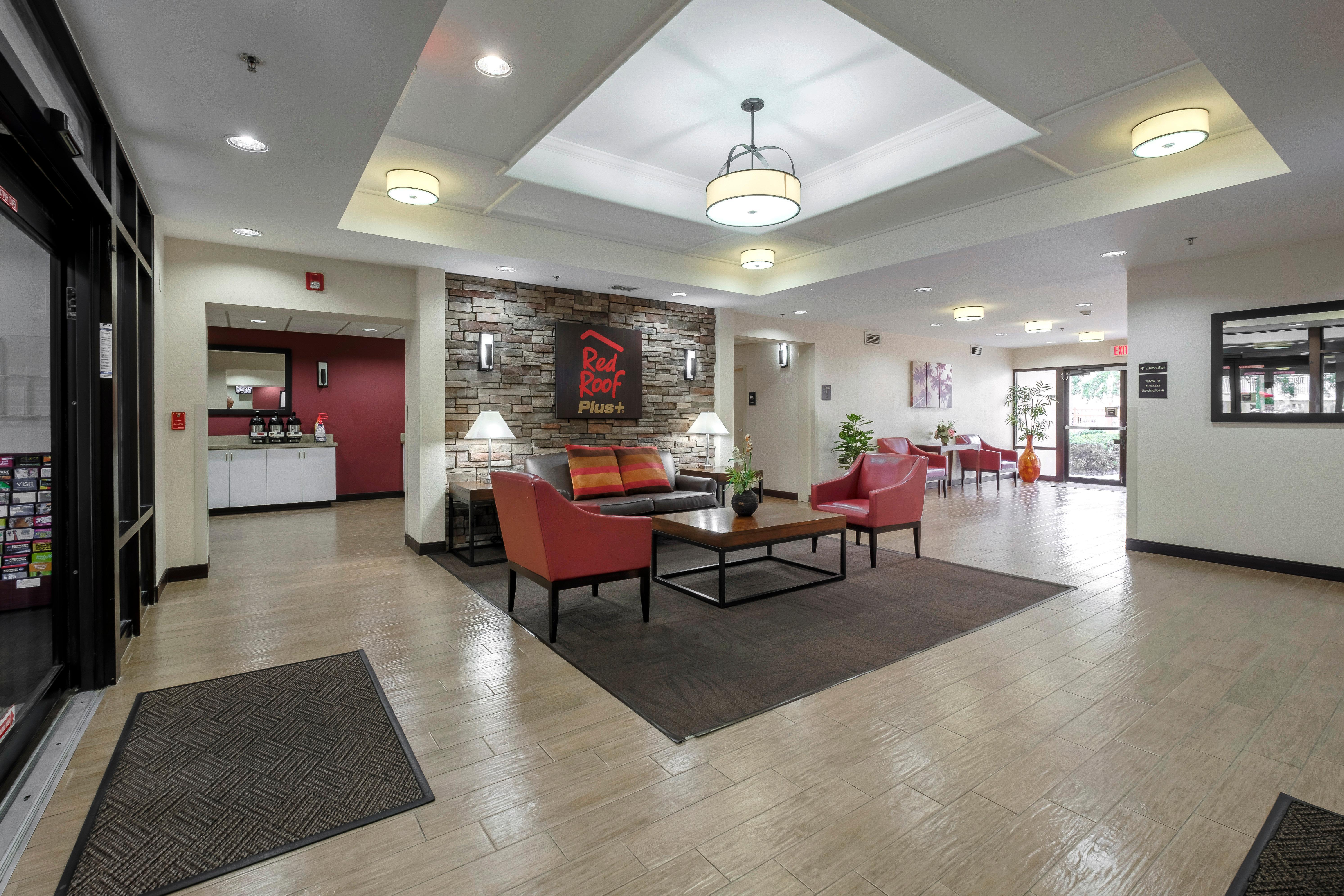 Red Roof Inn Plus + Гейнсвилл Экстерьер фото