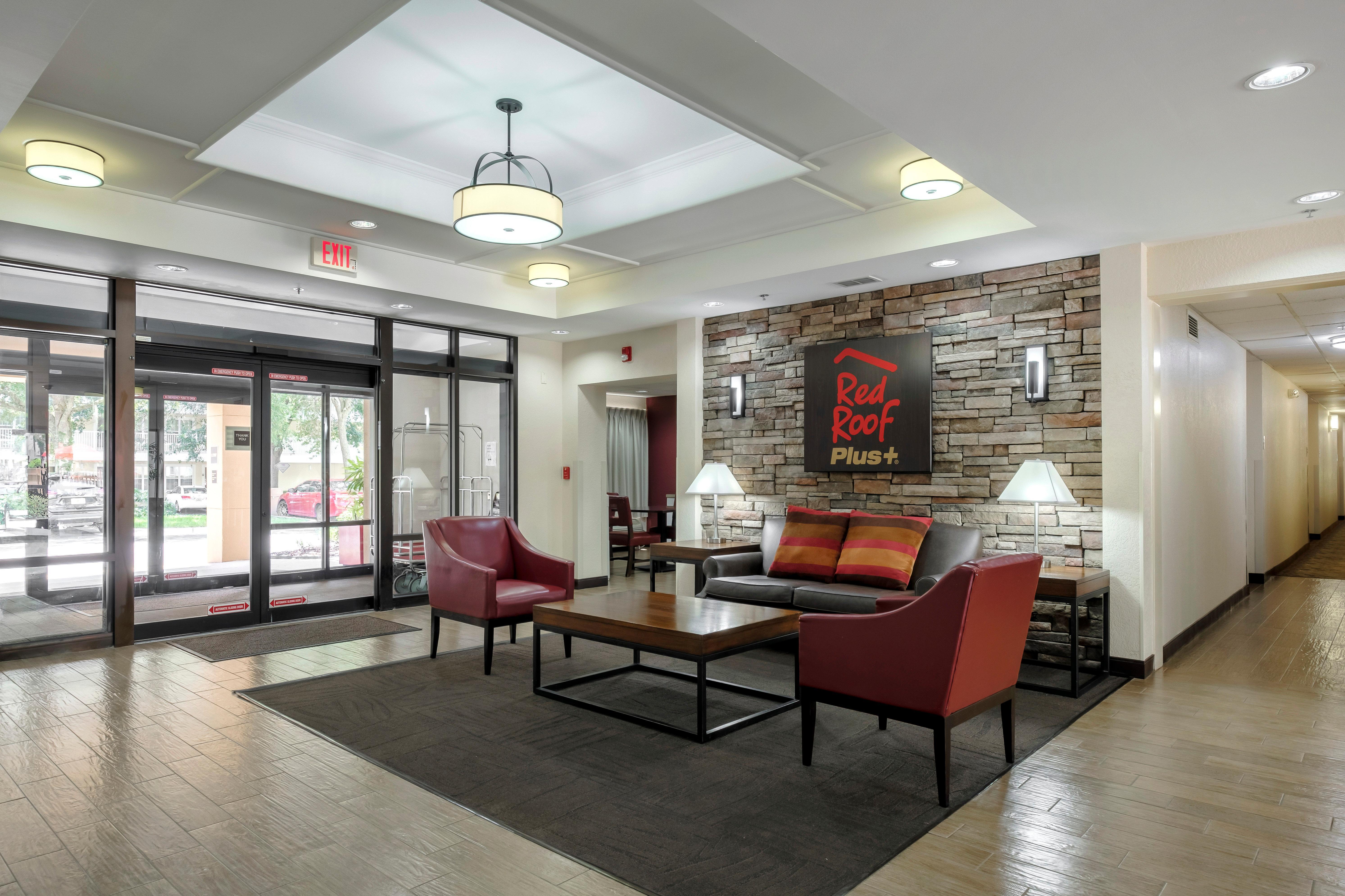 Red Roof Inn Plus + Гейнсвилл Экстерьер фото